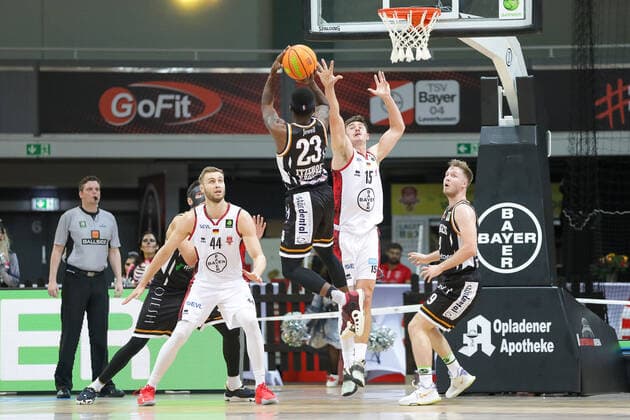 Marko Bacak (Giants TSV Bayer 04 Leverkusen, 44) und Luca Kahl (Giants TSV Bayer 04 Leverkusen, 15) und Lucien Schmikale (Itzehoe Eagles, 09) und Tyreek Jewell (Itzehoe Eagles, 23) Giants TSV Bayer 04 Leverkusen vs.Itzehoe Eagles, Basketball,2. Liga,7.Spieltag, Spielzeit 2021 2022, 31.10.2021, Giants TSV Bayer 04 Leverkusen vs.Itzehoe Eagles, Basketball,2. Liga, 7.Spieltag, Spielzeit 2021 2022, 31.10.2021 Leverkusen Copyright: xEibner-Pressefoto SaraxRoustax EP_SRA