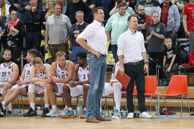 Hansi Gnad (Giants TSV Bayer 04 Leverkusen, Chef Trainer) und Philip Jacobs (Giants TSV Bayer 04 Leverkusen, Co-Trainer) Giants TSV Bayer 04 Leverkusen vs.Itzehoe Eagles, Basketball,2. Liga,7.Spieltag, Spielzeit 2021 2022, 31.10.2021, Giants TSV Bayer 04 Leverkusen vs.Itzehoe Eagles, Basketball,2. Liga, 7.Spieltag, Spielzeit 2021 2022, 31.10.2021 Leverkusen Copyright: xEibner-Pressefoto SaraxRoustax EP_SRA