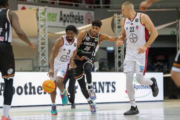 Quentin Goodin (Giants TSV Bayer 04 Leverkusen, 03) und Dennis Heinzmann (Giants TSV Bayer 04 Leverkusen, 22) und Alieu Ceesay (Itzehoe Eagles, 26) Giants TSV Bayer 04 Leverkusen vs.Itzehoe Eagles, Basketball,2. Liga,7.Spieltag, Spielzeit 2021 2022, 31.10.2021, Giants TSV Bayer 04 Leverkusen vs.Itzehoe Eagles, Basketball,2. Liga, 7.Spieltag, Spielzeit 2021 2022, 31.10.2021 Leverkusen Copyright: xEibner-Pressefoto SaraxRoustax EP_SRA