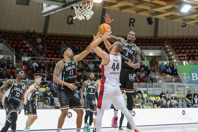 Marko Bacak (Giants TSV Bayer 04 Leverkusen, 44) und Chris Hooper (Itzehoe Eagles, 01) und Ole Friedrichs (Itzehoe Eagles, 11) und Vance Johnson (Itzehoe Eagles, 03) und Tyreek Jewell (Itzehoe Eagles, 23) und Lucien Schmikale (Itzehoe Eagles, 09) Giants TSV Bayer 04 Leverkusen vs.Itzehoe Eagles, Basketball,2. Liga,7.Spieltag, Spielzeit 2021 2022, 31.10.2021, Giants TSV Bayer 04 Leverkusen vs.Itzehoe Eagles, Basketball,2. Liga, 7.Spieltag, Spielzeit 2021 2022, 31.10.2021 Leverkusen Copyright: xEibner-Pressefoto SaraxRoustax EP_SRA