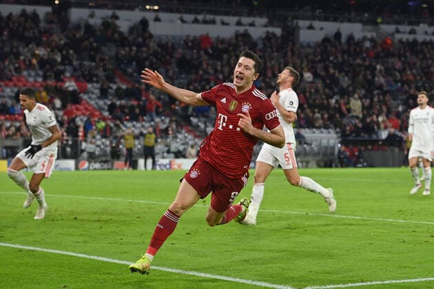 Torjubel Robert LEWANDOWSKI (Bayern Muenchen) nach Tor zum 4-1, Jubel,Freude,Begeisterung, Aktion,Einzelaktion,Einzelbild, Freisteller,Ganzkoerperaufnahme,ganze Figur Fussball Champions League Gruppe E FC Bayern Muenchen - SL Benfica Lissabon 5-2, A L L I A N Z A R E N A Muenchen am 02.11.2021