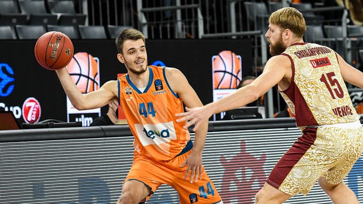 GER, EuroCup, ratiopharm ulm vs Umana Reyer Venedig 03.11.2021, ratiopharm arena, Neu-Ulm, GER, EuroCup, ratiopharm ulm vs Umana Reyer Venedig, im Bild Fedor Zugic (Ulm, 44), Vasilis Charalampopoulos (Venedig, 15)
