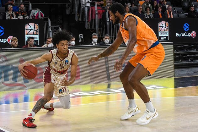 GER, EuroCup, ratiopharm ulm vs Umana Reyer Venedig 03.11.2021, ratiopharm arena, Neu-Ulm, GER, EuroCup, ratiopharm ulm vs Umana Reyer Venedig, im Bild Victor Sander (Venedig, 11), Cristiano Felicio (Ulm, 1)