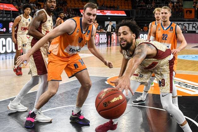 GER, EuroCup, ratiopharm ulm vs Umana Reyer Venedig 03.11.2021, ratiopharm arena, Neu-Ulm, GER, EuroCup, ratiopharm ulm vs Umana Reyer Venedig, im Bild Philipp Herkenhoff (Ulm, 14), Austin Daye (Venedig, 9)