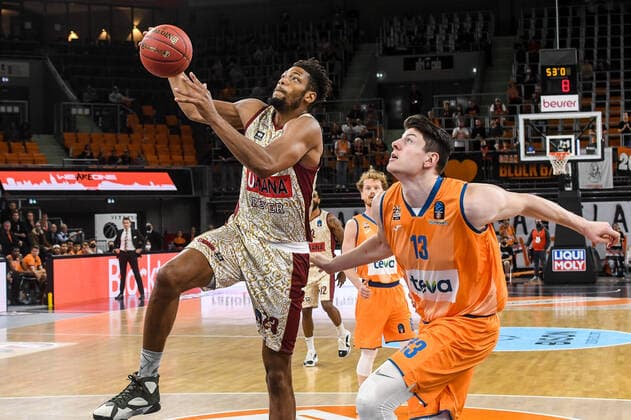 GER, EuroCup, ratiopharm ulm vs Umana Reyer Venedig 03.11.2021, ratiopharm arena, Neu-Ulm, GER, EuroCup, ratiopharm ulm vs Umana Reyer Venedig, im Bild Jeff Brooks (Venedig, 23) geht zum Korb, Nicolas Bretzel (Ulm, 13)