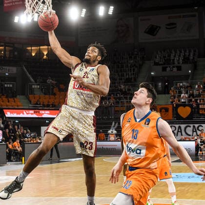 GER, EuroCup, ratiopharm ulm vs Umana Reyer Venedig 03.11.2021, ratiopharm arena, Neu-Ulm, GER, EuroCup, ratiopharm ulm vs Umana Reyer Venedig, im Bild Jeff Brooks (Venedig, 23) geht zum Korb, Nicolas Bretzel (Ulm, 13)