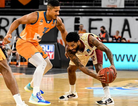 GER, EuroCup, ratiopharm ulm vs Umana Reyer Venedig 03.11.2021, ratiopharm arena, Neu-Ulm, GER, EuroCup, ratiopharm ulm vs Umana Reyer Venedig, im Bild Karim Jallow (Ulm, 35), Tarik Phillip (Venedig, 12)