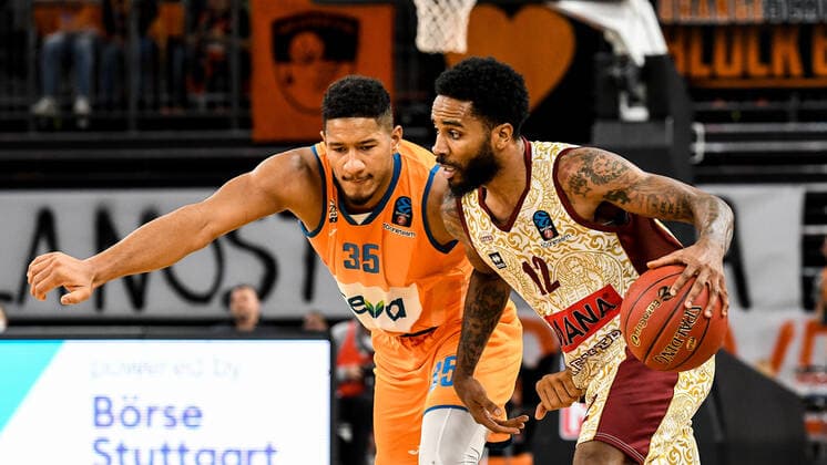 GER, EuroCup, ratiopharm ulm vs Umana Reyer Venedig 03.11.2021, ratiopharm arena, Neu-Ulm, GER, EuroCup, ratiopharm ulm vs Umana Reyer Venedig, im Bild Karim Jallow (Ulm, 35), Tarik Phillip (Venedig, 12)