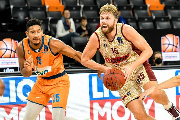 GER, EuroCup, ratiopharm ulm vs Umana Reyer Venedig 03.11.2021, ratiopharm arena, Neu-Ulm, GER, EuroCup, ratiopharm ulm vs Umana Reyer Venedig, im Bild Karim Jallow (Ulm, 35), Vasilis Charalampopoulos (Venedig, 15)