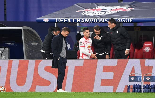 Fussball, Herren, Saison 2021 2022, Champions League (Gruppenphase, Gruppe A, 4. Spieltag), RB Leipzig - Paris Saint-Germain, v. l. Trainer Jesse Marsch (RB Leipzig), Andre Silva (RB Leipzig), Co-Trainer Marco Kurth (RB Leipzig), Torwarttrainer Frederik Gößling (RB Leipzig), 03.11. 2021, Copyright: xMatthiasxKochx