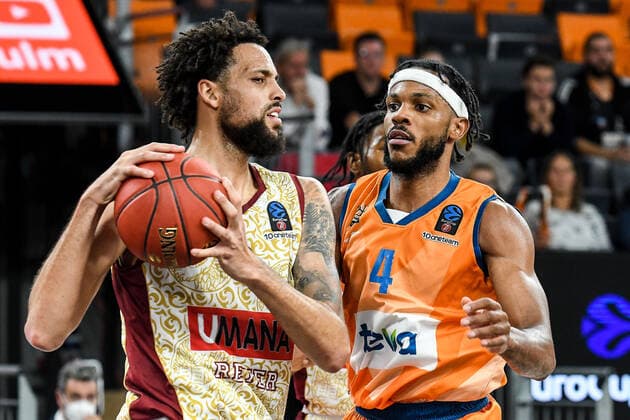 GER, EuroCup, ratiopharm ulm vs Umana Reyer Venedig 03.11.2021, ratiopharm arena, Neu-Ulm, GER, EuroCup, ratiopharm ulm vs Umana Reyer Venedig, im Bild Austin Daye (Venedig, 9), Jaron Blossomgame (Ulm, 4)