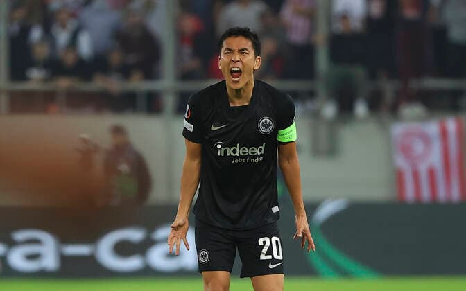04.11.2021, Fussball UEFA Europa League, Olympiakos Piräus - Eintracht Frankfurt, emonline, despor, emspor, v.l., Makoto Hasebe (Eintracht Frankfurt), gibt Anweisungen, gestikuliert, mit den Armen gestikulieren gives instructions, gesticulate DFL DFB REGULATIONS PROHIBIT ANY USE OF PHOTOGRAPHS AS IMAGE SEQUENCES AND OR QUASI-VIDEO. xdcx Copyright: HMBxMedia Claus