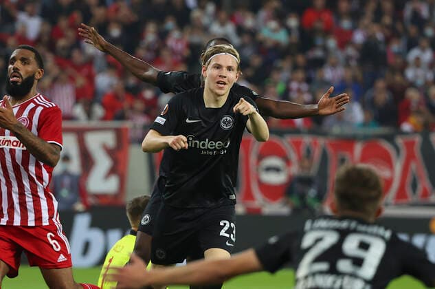 04.11.2021, Fussball UEFA Europa League, Olympiakos Piräus - Eintracht Frankfurt, emonline, despor, emspor, v.l., Torjubel zum 1:2 durch Jens Petter Hauge (Eintracht Frankfurt), Goal celebration, celebrate the goal, Evan Ndicka (Eintracht Frankfurt), Jesper Lindström (Eintracht Frankfurt) DFL DFB REGULATIONS PROHIBIT ANY USE OF PHOTOGRAPHS AS IMAGE SEQUENCES AND OR QUASI-VIDEO. xdcx Copyright: HMBxMedia Claus