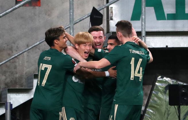 Fussball, Herren, Saison 2021 2022, UEFA Europa League (Gruppe G, 4. Spieltag), Ferencvaros Budapest - Celtic Glasgow, Jota (Celtic Glasgow), Kyogo Furuhashi (Celtic Glasgow), David Turnbull (Celtic Glasgow), Jubel nach Tor zum 0:1, 04.11. 2021, Copyright: xSzilviaxMichellerx xMatthiasxKochx
