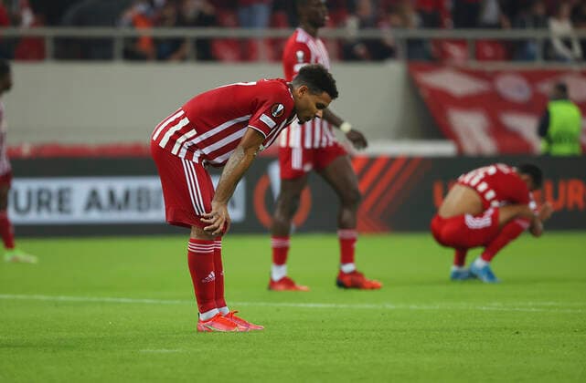04.11.2021, Fussball UEFA Europa League, Olympiakos Piräus - Eintracht Frankfurt, emonline, despor, emspor, v.l., Kenny Lala (Olympiakos Piräus), enttaeuscht, enttaeuscht schauend, dissapointed, traurig, frustiert, frust, gefrustet DFL DFB REGULATIONS PROHIBIT ANY USE OF PHOTOGRAPHS AS IMAGE SEQUENCES AND OR QUASI-VIDEO. xdcx Copyright: HMBxMedia Claus