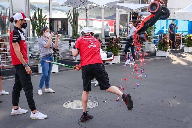 RAIKKONEN Kimi (fin), Alfa Romeo Racing ORLEN C41, GIOVINAZZI Antonio (ita), Alfa Romeo Racing ORLEN C41, portrait playing with a pinata during the Formula 1 Gran Premio De La Ciudad De Mexico 2021, Mexico City Grand Prix, 18th round of the 2021 FIA Formula One World Championship, WM, Weltmeisterschaft from November 5 to 7, 2021 on the Autodromo Hermanos Rodriguez, in Mexico City, Mexico - F1 - MEXICO CITY GRAND PRIX 2021 DPPI Panoramic 00121037_AV6_9014
