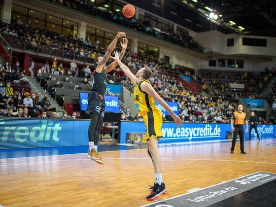 Isiaha Mike (Niners Chemnitz, 11), Jonas Wahlfarth-Bottermann (MHP Riesen Ludwigsburg, 18), GER, MHP Riesen Ludwigsburg vs. Niners Chemnitz 99, Basketball, Bundesliga, easycredit, 7. Spieltag, Spielzeit 2021 2022, 05.11.2021, GER, MHP Riesen Ludwigsburg vs. Niners Chemnitz 99, Basketball, Bundesliga, easycredit, 7. Spieltag, Spielzeit 2021 2022, 05.11.2021 Ludwigsburg Copyright: xEibner-Pressefoto SaschaxWaltherx EP_EER
