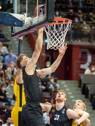 Jonas Richter (Niners Chemnitz, 07), Jonathan Baehre (MHP Riesen Ludwigsburg, 07), GER, MHP Riesen Ludwigsburg vs. Niners Chemnitz 99, Basketball, Bundesliga, easycredit, 7. Spieltag, Spielzeit 2021 2022, 05.11.2021, GER, MHP Riesen Ludwigsburg vs. Niners Chemnitz 99, Basketball, Bundesliga, easycredit, 7. Spieltag, Spielzeit 2021 2022, 05.11.2021 Ludwigsburg Copyright: xEibner-Pressefoto SaschaxWaltherx EP_EER