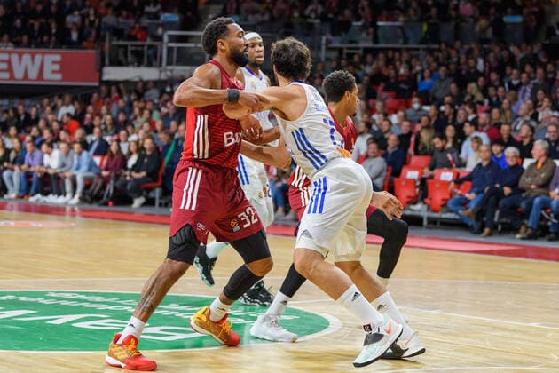 Darrun Hilliard (FC Bayern Muenchen Basketball, 32) gegen Sergio Llull (Real Madrid, 23). FC Bayern Muenchen gegen Real Madrid, Basketball, Euroleague, 8. Spieltag, Saison 2021 2022, 05.11.2021. FC Bayern Muenchen gegen Real Madrid, Basketball, Euroleague, 8. Spieltag, Saison 2021 2022, 05.11.2021 Muenchen Copyright: xEibnerxPressefoto HeikexFeinerx EP_HFR