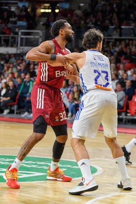 Darrun Hilliard (FC Bayern Muenchen Basketball, 32) gegen Sergio Llull (Real Madrid, 23). FC Bayern Muenchen gegen Real Madrid, Basketball, Euroleague, 8. Spieltag, Saison 2021 2022, 05.11.2021. FC Bayern Muenchen gegen Real Madrid, Basketball, Euroleague, 8. Spieltag, Saison 2021 2022, 05.11.2021 Muenchen Copyright: xEibnerxPressefoto HeikexFeinerx EP_HFR