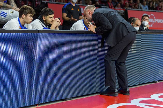 Pablo Laso (Real Madrid, Chef-Trainer) mit Anweisungen an seine Spieler. FC Bayern Muenchen gegen Real Madrid, Basketball, Euroleague, 8. Spieltag, Saison 2021 2022, 05.11.2021. FC Bayern Muenchen gegen Real Madrid, Basketball, Euroleague, 8. Spieltag, Saison 2021 2022, 05.11.2021 Muenchen Copyright: xEibnerxPressefoto HeikexFeinerx EP_HFR