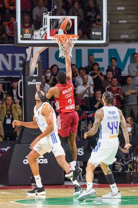 Walter Samuel Tavares de Veiga (Real Madrid, 22) und Jeffery Taylor (Real Madrid, 44) koennen den Korb von Corey Walden (FC Bayern Muenchen Basketball, 2) nicht verhindern. FC Bayern Muenchen gegen Real Madrid, Basketball, Euroleague, 8. Spieltag, Saison 2021 2022, 05.11.2021. FC Bayern Muenchen gegen Real Madrid, Basketball, Euroleague, 8. Spieltag, Saison 2021 2022, 05.11.2021 Muenchen Copyright: xEibnerxPressefoto HeikexFeinerx EP_HFR