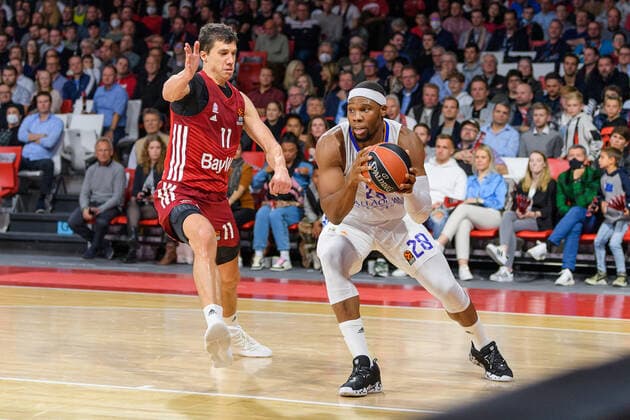 Vladimir Lucic (FC Bayern Muenchen Basketball, 11) gegen Guerschon Yabusele (Real Madrid, 28). FC Bayern Muenchen gegen Real Madrid, Basketball, Euroleague, 8. Spieltag, Saison 2021 2022, 05.11.2021. FC Bayern Muenchen gegen Real Madrid, Basketball, Euroleague, 8. Spieltag, Saison 2021 2022, 05.11.2021 Muenchen Copyright: xEibnerxPressefoto HeikexFeinerx EP_HFR