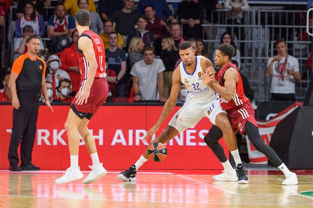 Walter Samuel Tavares de Veiga (Real Madrid, 22) gegen Augustine Rubit (FC Bayern Muenchen Basketball, 21), links Vladimir Lucic (FC Bayern Muenchen Basketball, 11). FC Bayern Muenchen gegen Real Madrid, Basketball, Euroleague, 8. Spieltag, Saison 2021 2022, 05.11.2021. FC Bayern Muenchen gegen Real Madrid, Basketball, Euroleague, 8. Spieltag, Saison 2021 2022, 05.11.2021 Muenchen Copyright: xEibnerxPressefoto HeikexFeinerx EP_HFR