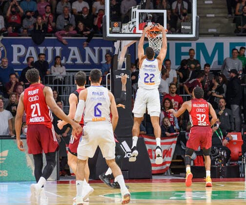 Darrun Hilliard (FC Bayern Muenchen Basketball, 32) kann den Korb von Walter Samuel Tavares de Veiga (Real Madrid, 22) nicht verhindern. FC Bayern Muenchen gegen Real Madrid, Basketball, Euroleague, 8. Spieltag, Saison 2021 2022, 05.11.2021. FC Bayern Muenchen gegen Real Madrid, Basketball, Euroleague, 8. Spieltag, Saison 2021 2022, 05.11.2021 Muenchen Copyright: xEibnerxPressefoto HeikexFeinerx EP_HFR