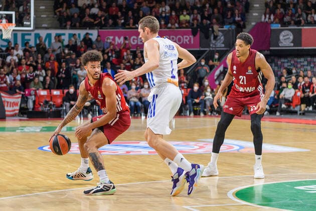 Nick Weiler-Babb (FC Bayern Muenchen Basketball, 0) und Fabien Causeur (Real Madrid, 1), rechts Augustine Rubit (FC Bayern Muenchen Basketball, 21). FC Bayern Muenchen gegen Real Madrid, Basketball, Euroleague, 8. Spieltag, Saison 2021 2022, 05.11.2021. FC Bayern Muenchen gegen Real Madrid, Basketball, Euroleague, 8. Spieltag, Saison 2021 2022, 05.11.2021 Muenchen Copyright: xEibnerxPressefoto HeikexFeinerx EP_HFR