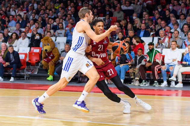 Juan Nunez Garcia (Real Madrid, 2) gegen Augustine Rubit (FC Bayern Muenchen Basketball, 21). FC Bayern Muenchen gegen Real Madrid, Basketball, Euroleague, 8. Spieltag, Saison 2021 2022, 05.11.2021. FC Bayern Muenchen gegen Real Madrid, Basketball, Euroleague, 8. Spieltag, Saison 2021 2022, 05.11.2021 Muenchen Copyright: xEibnerxPressefoto HeikexFeinerx EP_HFR