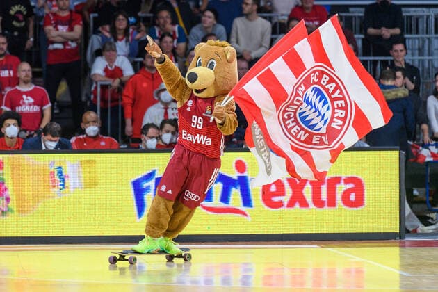 Maskottchen Berni bei der Arbeit. FC Bayern Muenchen gegen Real Madrid, Basketball, Euroleague, 8. Spieltag, Saison 2021 2022, 05.11.2021. FC Bayern Muenchen gegen Real Madrid, Basketball, Euroleague, 8. Spieltag, Saison 2021 2022, 05.11.2021 Muenchen Copyright: xEibnerxPressefoto HeikexFeinerx EP_HFR