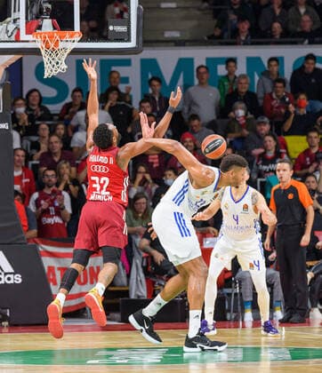 Darrun Hilliard (FC Bayern Muenchen Basketball, 32) und Walter Samuel Tavares de Veiga (Real Madrid, 22). FC Bayern Muenchen gegen Real Madrid, Basketball, Euroleague, 8. Spieltag, Saison 2021 2022, 05.11.2021. FC Bayern Muenchen gegen Real Madrid, Basketball, Euroleague, 8. Spieltag, Saison 2021 2022, 05.11.2021 Muenchen Copyright: xEibnerxPressefoto HeikexFeinerx EP_HFR