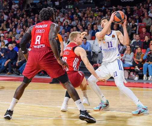 Othello Hunter (FC Bayern Muenchen Basketball, 8) und Ognjen Jaramaz (FC Bayern Muenchen Basketball, 10) gegen Tristan Vukcevic (Real Madrid, 11). FC Bayern Muenchen gegen Real Madrid, Basketball, Euroleague, 8. Spieltag, Saison 2021 2022, 05.11.2021. FC Bayern Muenchen gegen Real Madrid, Basketball, Euroleague, 8. Spieltag, Saison 2021 2022, 05.11.2021 Muenchen Copyright: xEibnerxPressefoto HeikexFeinerx EP_HFR
