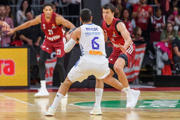 Vladimir Lucic (FC Bayern Muenchen Basketball, 11) versucht, den Wurf von Alberto Abalde Diaz (Real Madrid, 6) zu verhindern. FC Bayern Muenchen gegen Real Madrid, Basketball, Euroleague, 8. Spieltag, Saison 2021 2022, 05.11.2021. FC Bayern Muenchen gegen Real Madrid, Basketball, Euroleague, 8. Spieltag, Saison 2021 2022, 05.11.2021 Muenchen Copyright: xEibnerxPressefoto HeikexFeinerx EP_HFR