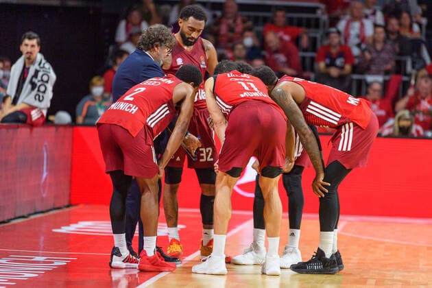 Andrea Trinchieri (FC Bayern Muenchen Basketball, Chef-Trainer) bespricht die Taktik waehrend eines Timeouts. FC Bayern Muenchen gegen Real Madrid, Basketball, Euroleague, 8. Spieltag, Saison 2021 2022, 05.11.2021. FC Bayern Muenchen gegen Real Madrid, Basketball, Euroleague, 8. Spieltag, Saison 2021 2022, 05.11.2021 Muenchen Copyright: xEibnerxPressefoto HeikexFeinerx EP_HFR