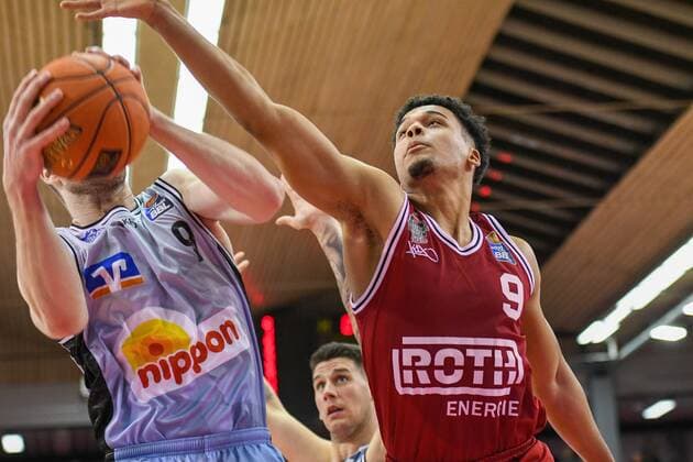 Fabian Bleck, Max Begue 7. Spieltag, Basketball Bundesliga, Basketball Saison 2021 2022, Deutschland, easyCredit BBL, Germany, Giessen 46ers, giessen rot, Herren, Jobstairs GIESSEN 46ers - HAKRO Merlins Crailsheim, Männer, Merlins hellblau