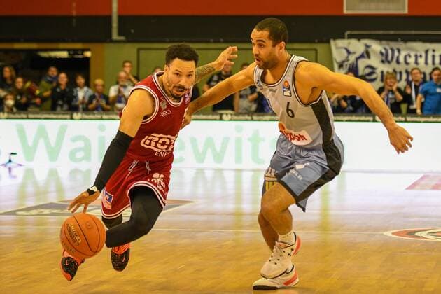 Kyan Anderson, Elias Lasisi 7. Spieltag, Basketball Bundesliga, Basketball Saison 2021 2022, Deutschland, easyCredit BBL, Germany, Giessen 46ers, giessen rot, Herren, Jobstairs GIESSEN 46ers - HAKRO Merlins Crailsheim, Männer, Merlins hellblau