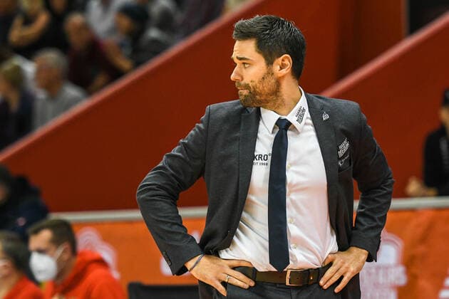 Sebastian Gleim, Coach Merlins 7. Spieltag, Basketball Bundesliga, Basketball Saison 2021 2022, Deutschland, easyCredit BBL, Germany, Giessen 46ers, giessen rot, Herren, Jobstairs GIESSEN 46ers - HAKRO Merlins Crailsheim, Männer, Merlins hellblau
