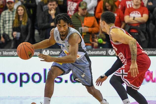 Terrell Harris, Kyan Anderson 7. Spieltag, Basketball Bundesliga, Basketball Saison 2021 2022, Deutschland, easyCredit BBL, Germany, Giessen 46ers, giessen rot, Herren, Jobstairs GIESSEN 46ers - HAKRO Merlins Crailsheim, Männer, Merlins hellblau