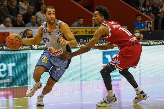 Elias Lasisi, Jalen Tate 7. Spieltag, Basketball Bundesliga, Basketball Saison 2021 2022, Deutschland, easyCredit BBL, Germany, Giessen 46ers, giessen rot, Herren, Jobstairs GIESSEN 46ers - HAKRO Merlins Crailsheim, Männer, Merlins hellblau