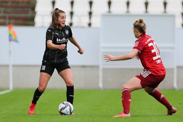 v.li.: Carlotta Wamser (SGS Essen, 30) und Carolin Simon (Caro Simon, FC Bayern München, 30) im Zweikampf, Duell, Dynamik, Aktion, Action, Spielszene, DIE DFB-RICHTLINIEN UNTERSAGEN JEGLICHE NUTZUNG VON FOTOS ALS SEQUENZBILDER UND ODER VIDEOÄHNLICHE FOTOSTRECKEN. DFB REGULATIONS PROHIBIT ANY USE OF PHOTOGRAPHS AS IMAGE SEQUENCES AND OR QUASI-VIDEO., 06.11.2021, Essen (Deutschland), Fussball, Flyeralarm Frauen-Bundesliga, SGS Essen - FC Bayern München