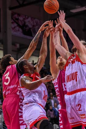 Sport Bilder des Tages easyCredit BBL, Telekom Baskets Bonn vs. s.Oliver Würzburg, 06.11.2021 Tyson Ward (Telekom Baskets Bonn, 3), Tim Hasbargen (Telekom Baskets Bonn, 24), Craig Moller (s.Oliver Würzburg, 22), easyCredit BBL, Telekom Baskets Bonn vs. s.Oliver Würzburg am 06.11.2021 im Telekom Dome Bonn, Bonn (Nordrhein-Westfalen) Copyright: xBEAUTIFULxSPORTS Mueller-Laschetx