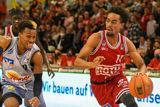Sport Bilder des Tages T.J. Shorts, Jalen Tate 7. Spieltag, Basketball Bundesliga, Basketball Saison 2021 2022, Deutschland, easyCredit BBL, Germany, Giessen 46ers, giessen rot, Herren, Jobstairs GIESSEN 46ers - HAKRO Merlins Crailsheim, Männer, Merlins hellblau