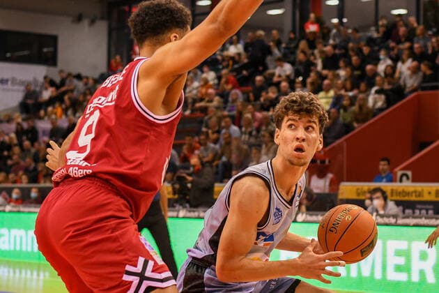 Maximilian Begue, Aleksa Kovacevic 7. Spieltag, Basketball Bundesliga, Basketball Saison 2021 2022, Deutschland, easyCredit BBL, Germany, Giessen 46ers, giessen rot, Herren, Jobstairs GIESSEN 46ers - HAKRO Merlins Crailsheim, Männer, Merlins hellblau