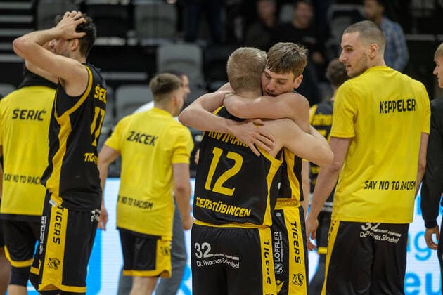 Aatu Kivimaeki (Tigers Tuebingen, 12), Till Joenke (Tigers Tuebingen, 26) ¨¨ Nuernberg Falcons BC vs. Tigers Tuebingen, 2. Basketball, Bundesliga, Pro A, Barmer 2 Basketball, Spieltag 27, Spielzeit 2021 2022, 07.11.2021, ¨¨ Nuernberg Falcons BC - Tigers Tuebingen, Basketball, 2. Bundesliga, Barmer 2 Basketball, Spieltag 27, Spielzeit 2021 2022, 07.11.2021 Nuernberg Copyright: xDennisxDuddek xEibnerxPressefotox EP_DDK