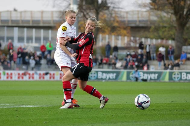 Laura Donhauser (1. FC Koeln, 25) und Kristin Koegel (Bayer04 Leverkusen, 11) Bayer 04 Leverkusen vs. 1.FC Koeln, Fussball, 2.Frauen Bundesliga, 7.Spieltag, Spielzeit 2021 2022, 07.11.2021, Bayer 04 Leverkusen vs. 1.FC Koeln, Fussball, 2.Frauen Bundesliga, 7.Spieltag, Spielzeit 2021 2022, 07.11.2021 Copyright: xEibner-Pressefoto SaraxRoustax EP_SRA