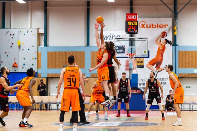 Tip-Off zum Spiel mit Till Isemann (21, WiHa Panthers Schwenningen) GER, Basketball, Barmer 2. Bundesliga Pro-A, Spieltag 9, WiHa Panthers Villingen-Schwenningen vs Quakenbrueck Artland Dragons, 10.11.2021, GER, Basketball, Barmer 2. Bundesliga Pro-A, Spieltag 9, WiHa Panthers Villingen-Schwenningen vs Quakenbrueck Artland Dragons, 10.11.2021, Villingen-Schwenningen Copyright: xEibner-Pressefotox EP_FWF