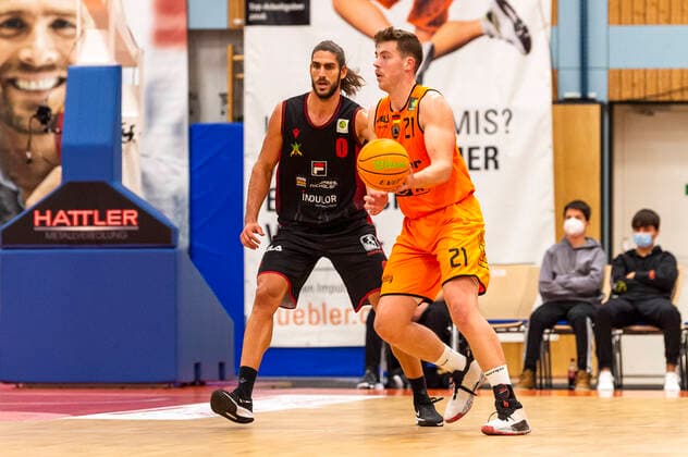 Till Isemann (21, WiHa Panthers Schwenningen) mit Adam Pechacek (0, Artland Dragons) GER, Basketball, Barmer 2. Bundesliga Pro-A, Spieltag 9, WiHa Panthers Villingen-Schwenningen vs Quakenbrueck Artland Dragons, 10.11.2021, GER, Basketball, Barmer 2. Bundesliga Pro-A, Spieltag 9, WiHa Panthers Villingen-Schwenningen vs Quakenbrueck Artland Dragons, 10.11.2021, Villingen-Schwenningen Copyright: xEibner-Pressefotox EP_FWF