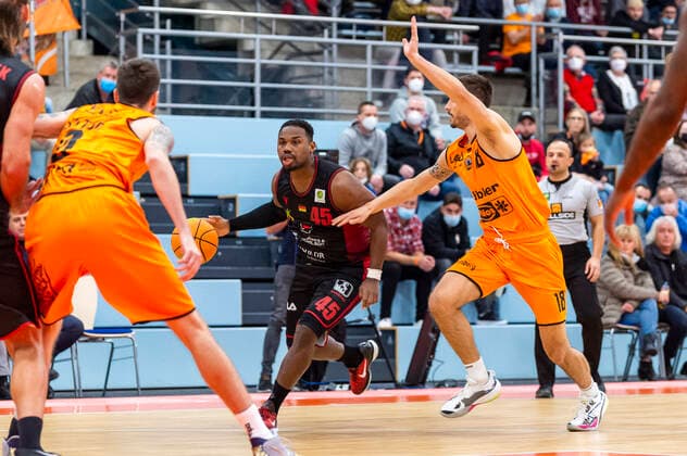 Demetrius Ward (45, Artland Dragons) mit Adrian Bergmann (18, WiHa Panthers Schwenningen) GER, Basketball, Barmer 2. Bundesliga Pro-A, Spieltag 9, WiHa Panthers Villingen-Schwenningen vs Quakenbrueck Artland Dragons, 10.11.2021, GER, Basketball, Barmer 2. Bundesliga Pro-A, Spieltag 9, WiHa Panthers Villingen-Schwenningen vs Quakenbrueck Artland Dragons, 10.11.2021, Villingen-Schwenningen Copyright: xEibner-Pressefotox EP_FWF